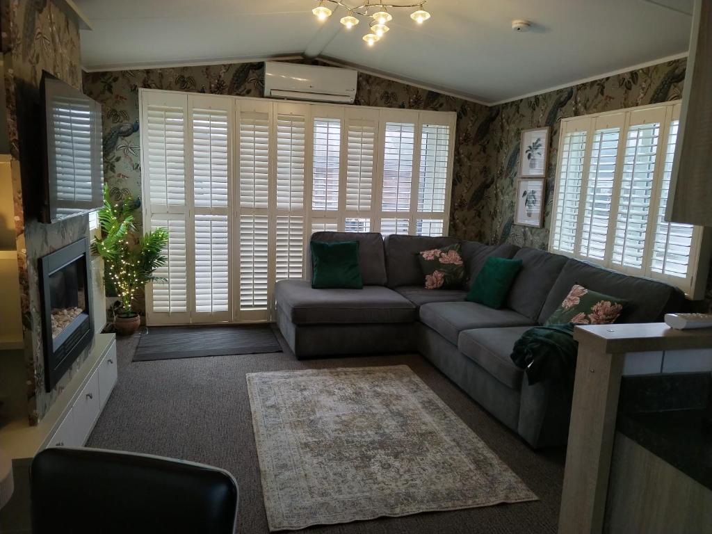 a living room with a couch and a tv at Dog Friendly Holiday Home in Northampton
