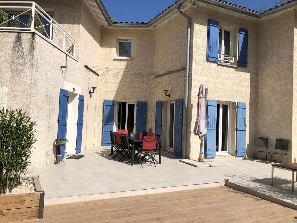 a patio with chairs and a table in a building at 1 chambre indépendante dans maison in Tassin-la-Demi-Lune