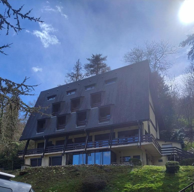 a building with a roof on top of it at Le Lorry 8 appartement in Laruns