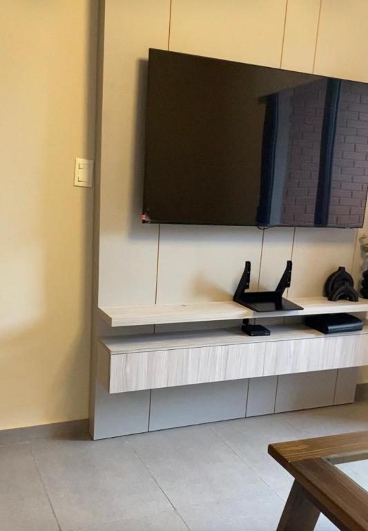 salon z telewizorem na ścianie w obiekcie Edificio kona21 w mieście Posadas