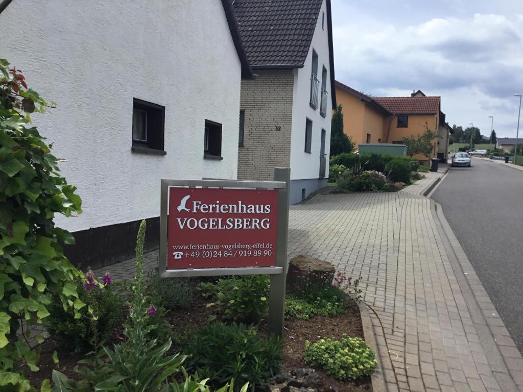a sign in a yard in front of a house at Ferienhaus Vogelsberg in Mechernich