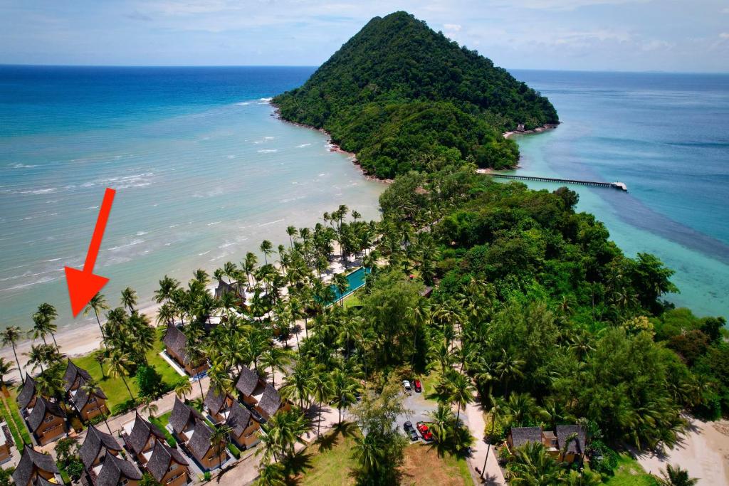 an aerial view of a beach with a red arrow at Rosdao Beachfront Villa in Ban Khlong Son