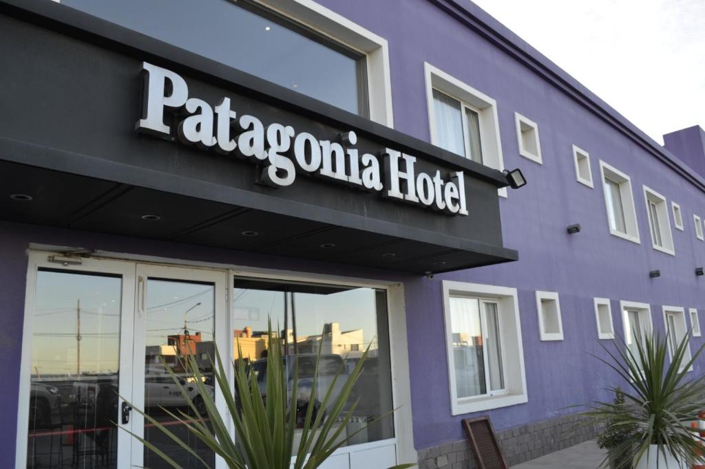 a purple building with a sign for a hotel at Patagonia Hotel in Caleta Olivia