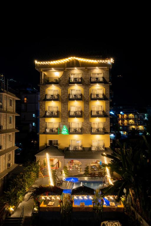 ein großes Gebäude, das nachts beleuchtet ist in der Unterkunft Hotel Dashain in Pokhara