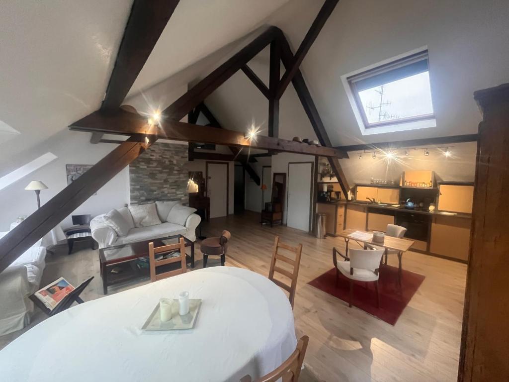 an open living room with a white table and chairs at Escapade Romantique, Salon cathédrale, Strasbourg in Schiltigheim