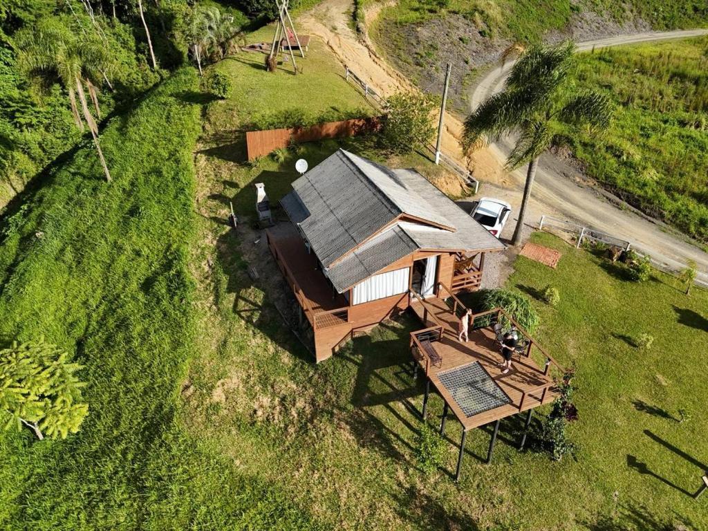 an overhead view of a house with a roof at Cabana Amor Perfeito in Alfredo Wagner