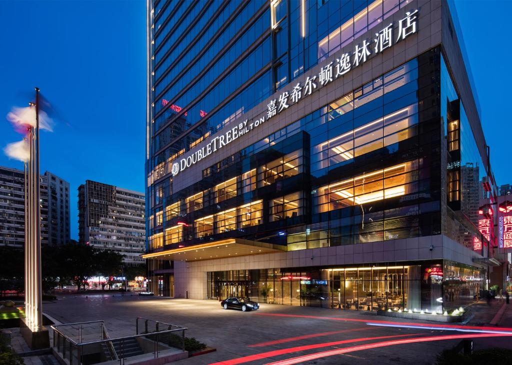 ein großes Gebäude mit einem davor geparkt in der Unterkunft DoubleTree by Hilton Chongqing - Nan'an in Chongqing