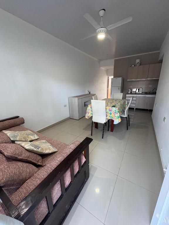a living room with a bed and a kitchen at Departamento temporal en Avellaneda, Santa Fe in Avellaneda