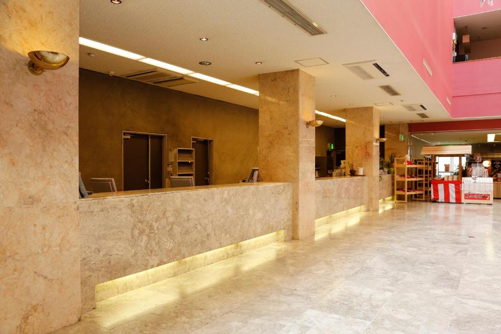 una hall con un bancone in un edificio di Hinotani Onsen Misugi Resort a Tsu