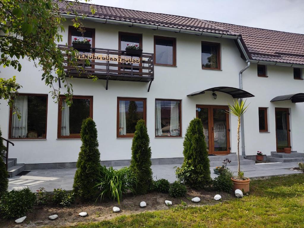 a building with a balcony in front of it at Vendel Guesthouse in Mereni