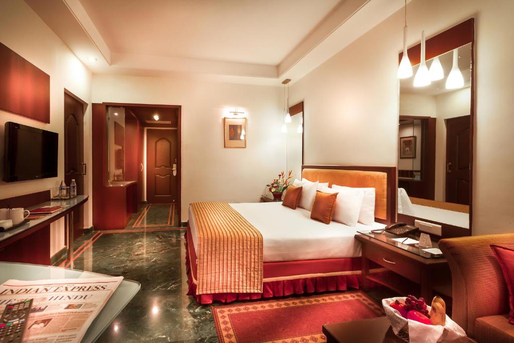 TV a/nebo společenská místnost v ubytování Regency Madurai by GRT Hotels