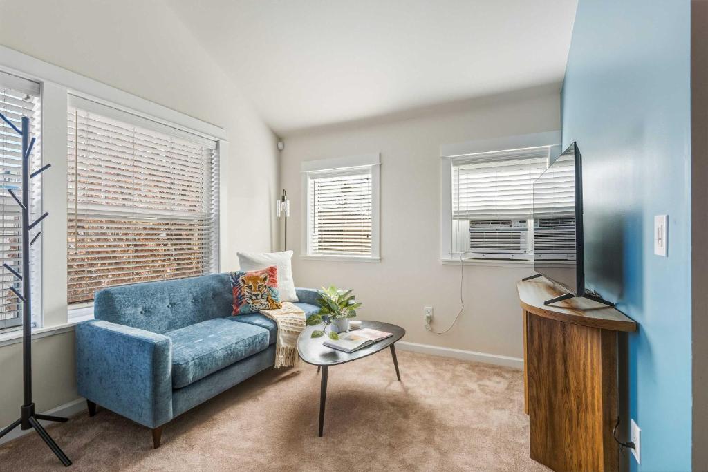 Photo inspiration: Drenched Loft Serves Up 14 Reference: Sun Drenched Slabtown Loft Studio Portland Harga Terbaru 2026