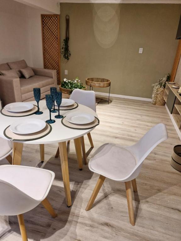 a white table and chairs in a living room at Estudio Villa Rosas in Rafaela