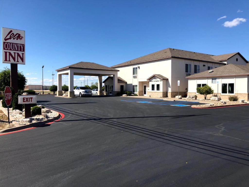 an empty street in front of a building at Lea County Inn in Hobbs