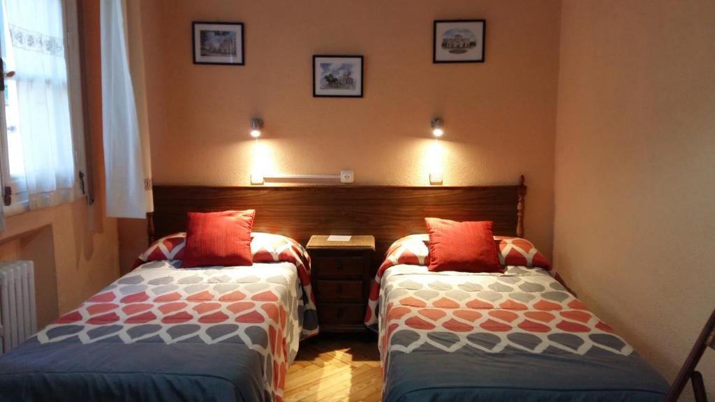 A bed or beds in a room at Hostal San Martin
