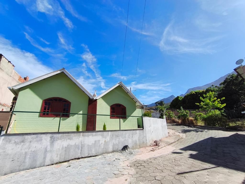 a house in the middle of a street at Mini lar 2 in Caparaó Velho