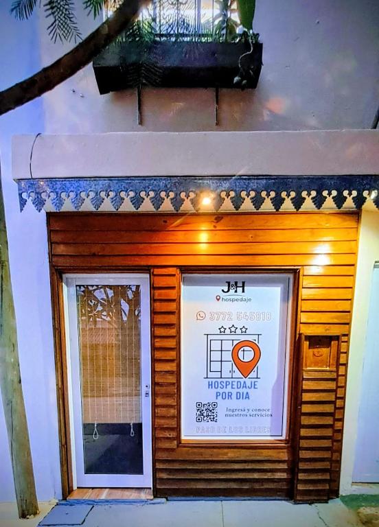 a sign on the door of a music store at Hospedaje JyH in Paso de los Libres