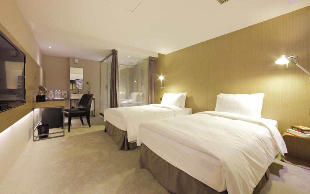 Un pat sau paturi într-o cameră la Hotelday Taichung