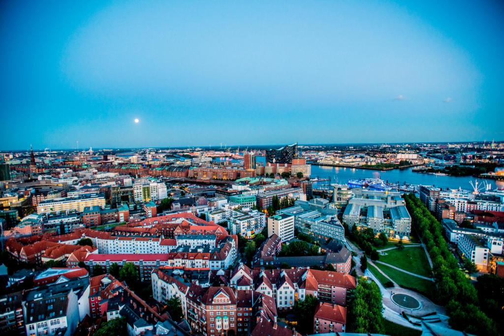 Nespecifikovaný výhled na destinaci Hamburk nebo výhled na město při pohledu z hotelu