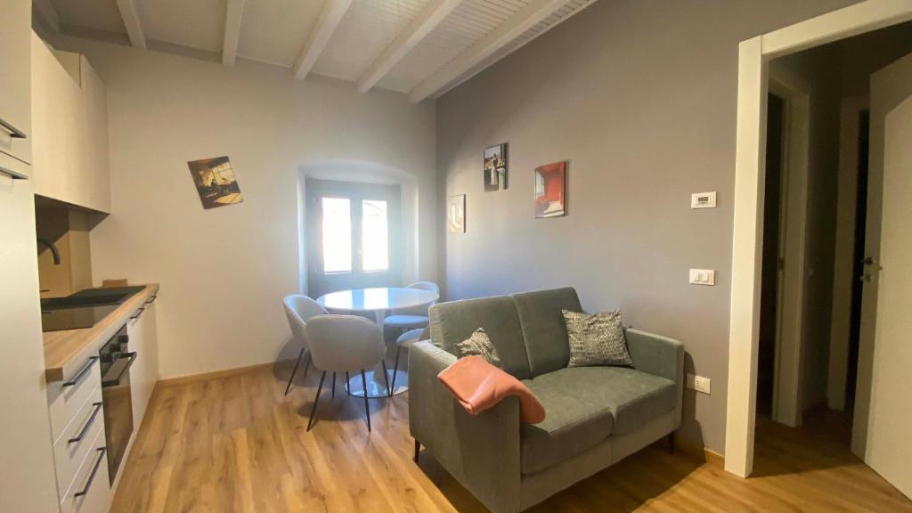 a living room with a couch and a table at Appartamento indipendente Apt 3 in Piadena