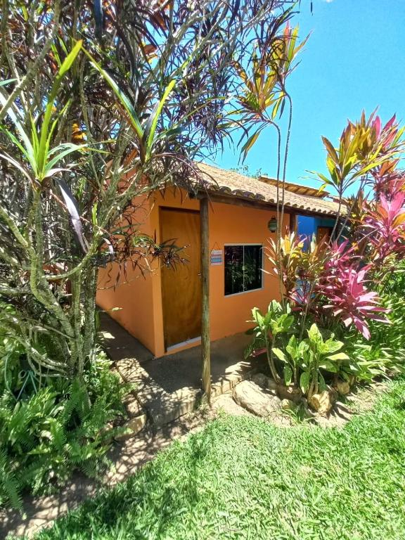 a small house in the middle of a garden at Rancho da Montanha Chalé Lua in Resplendor
