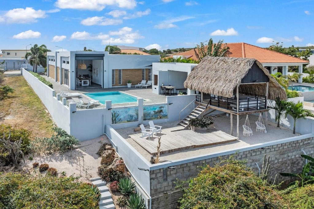 una vista aerea di una casa con piscina di Casa Koba a Grote Berg