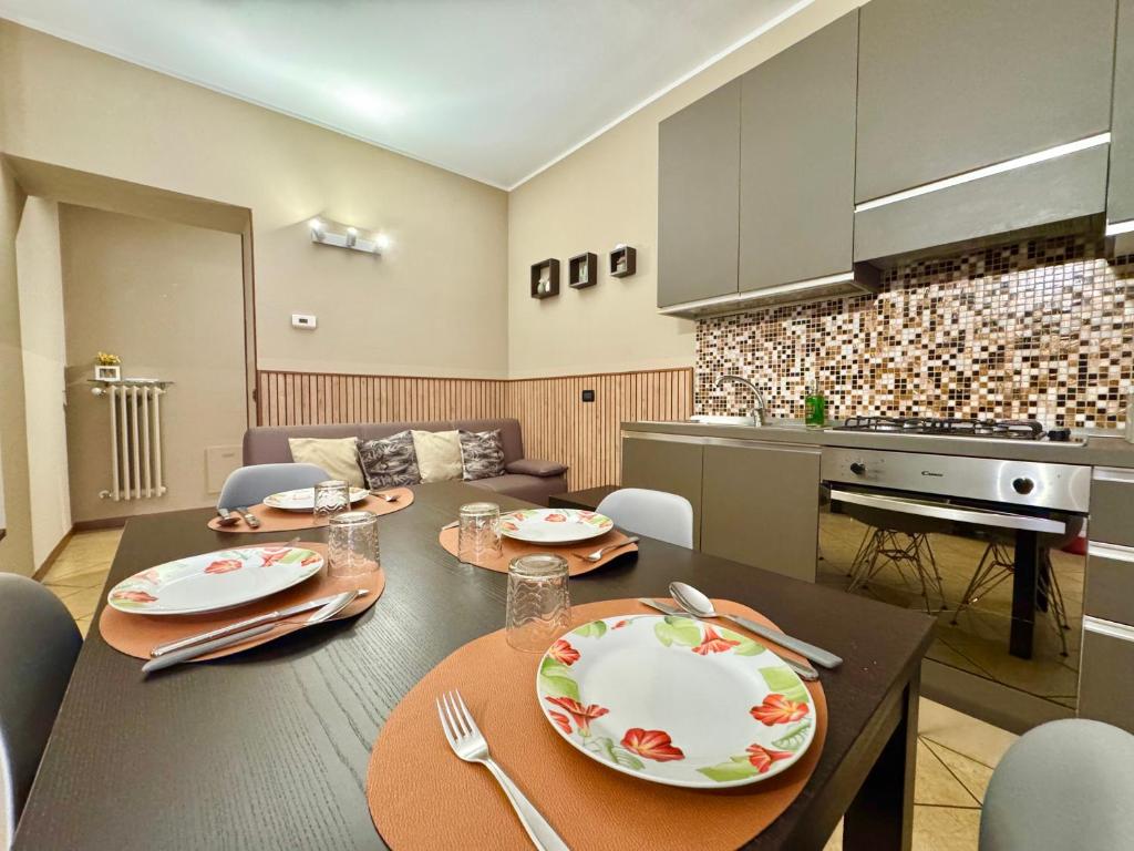 a kitchen and dining room with a table and chairs at CASA di MIRCO -Ampio moderno bilocale per 4 ospiti in Castenedolo