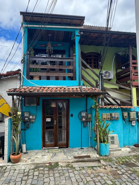 a blue house with a front door at Nova Conquista in Paraty