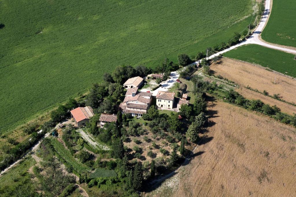 an aerial view of a large house in a field at Accogliente dimora tra le colline in San Cipriano