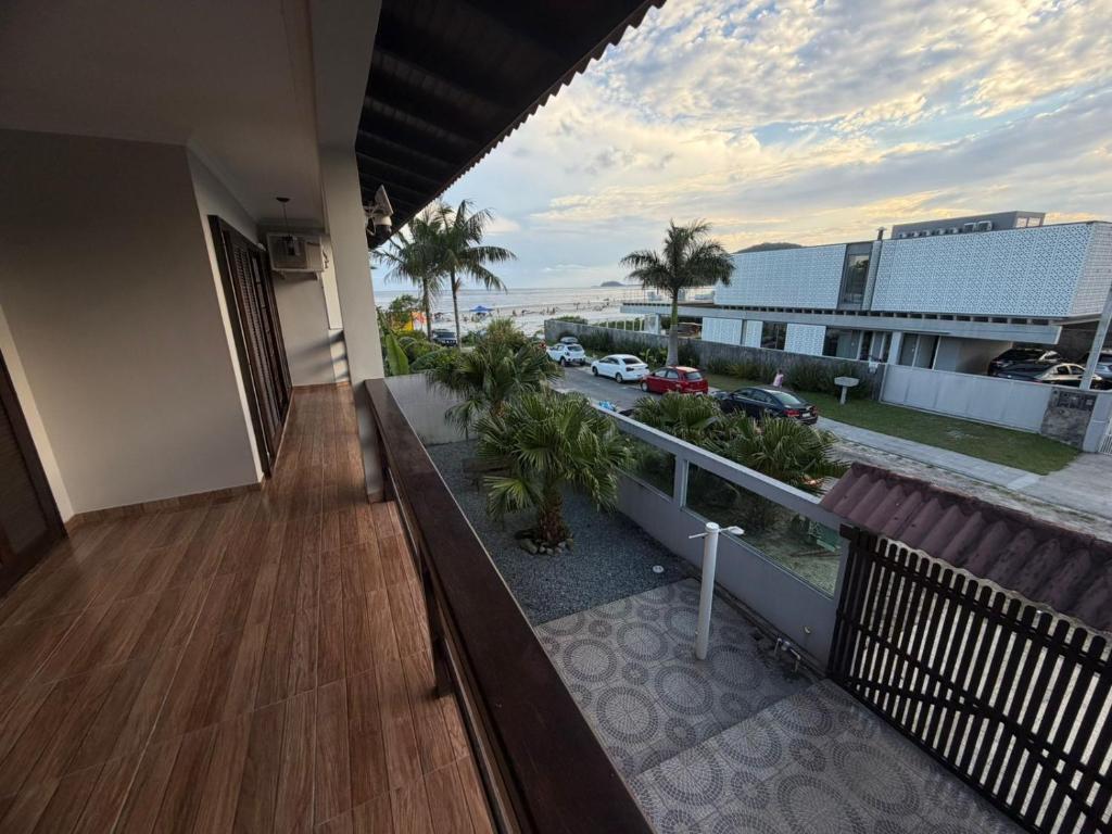 a balcony of a building with a view of a street at Sobrado prainha caioba in Guaratuba