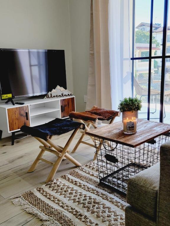 a living room with a tv and a coffee table at Encuentro Vaquero in Jarabacoa