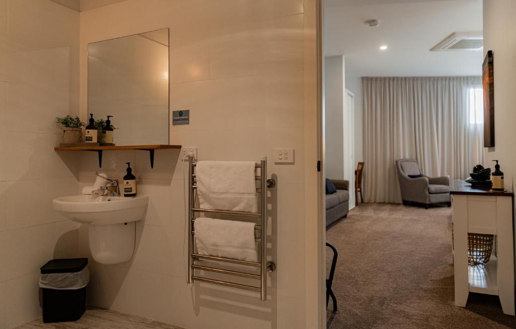 Bay of Fires Holiday Suites - Town Centre photo