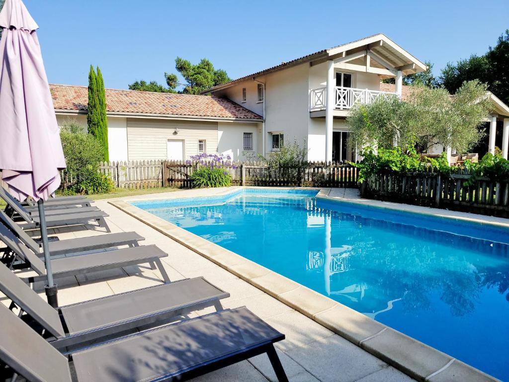 VILLA LES OLIVIERS, piscine chauffée XXL, jardin de 2500m2, ping pong, proche plage et lac