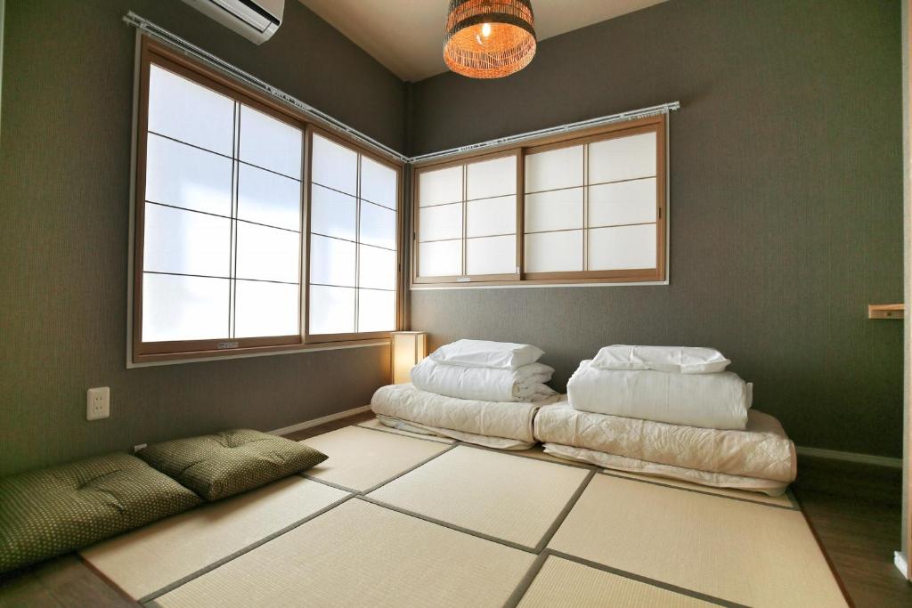 QU101 Ground-Floor 2BR Family Home, 6 Min to Koiwa, 1 Double Bed and 3 Futons, Sleeps 5