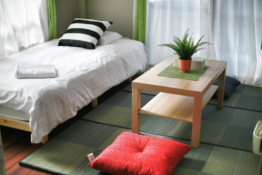 QU202 Japanese-Style 2BR Home near Koiwa, 3 Single Beds and 1 Floor Futon, Sleeps 4