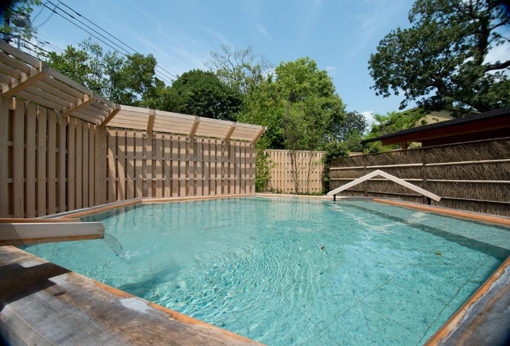 - une piscine avec une clôture en bois dans l'établissement ABBA Resorts Izu - Zagyosoh, à Itō 111 autres photos