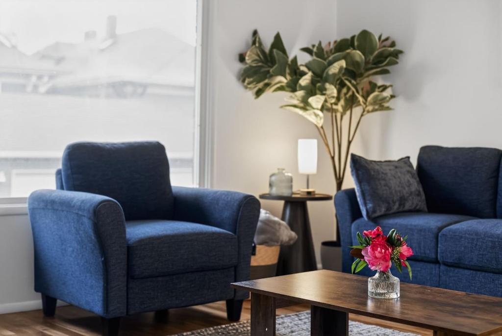 a living room with two blue chairs and a coffee table at King Bed 1BDR Stadium District in Tacoma