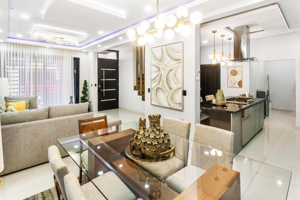 16 Luxe House Pool Table BBQ 20 min Airport