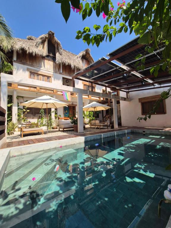 a swimming pool in front of a villa at Casa playa del Amor in San Pedro Pochutla