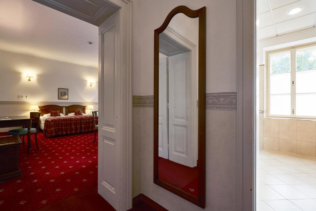 Postel nebo postele na pokoji v ubytování Szidónia Castle