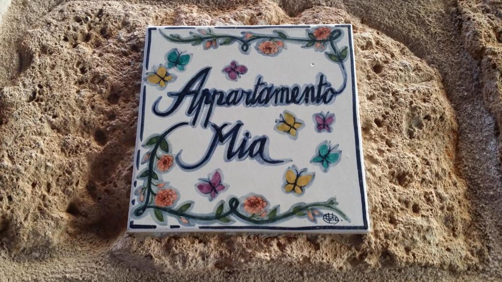 オルヴィエートにあるアパルタメント ミアの蝶の入った一枚のパンの看板