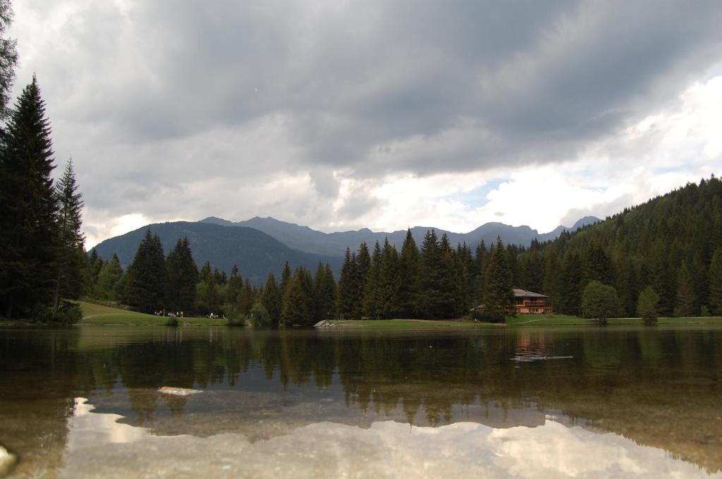 マレにあるMaso Poffer - Cà del Boscoの山々を背景にした湖の景色