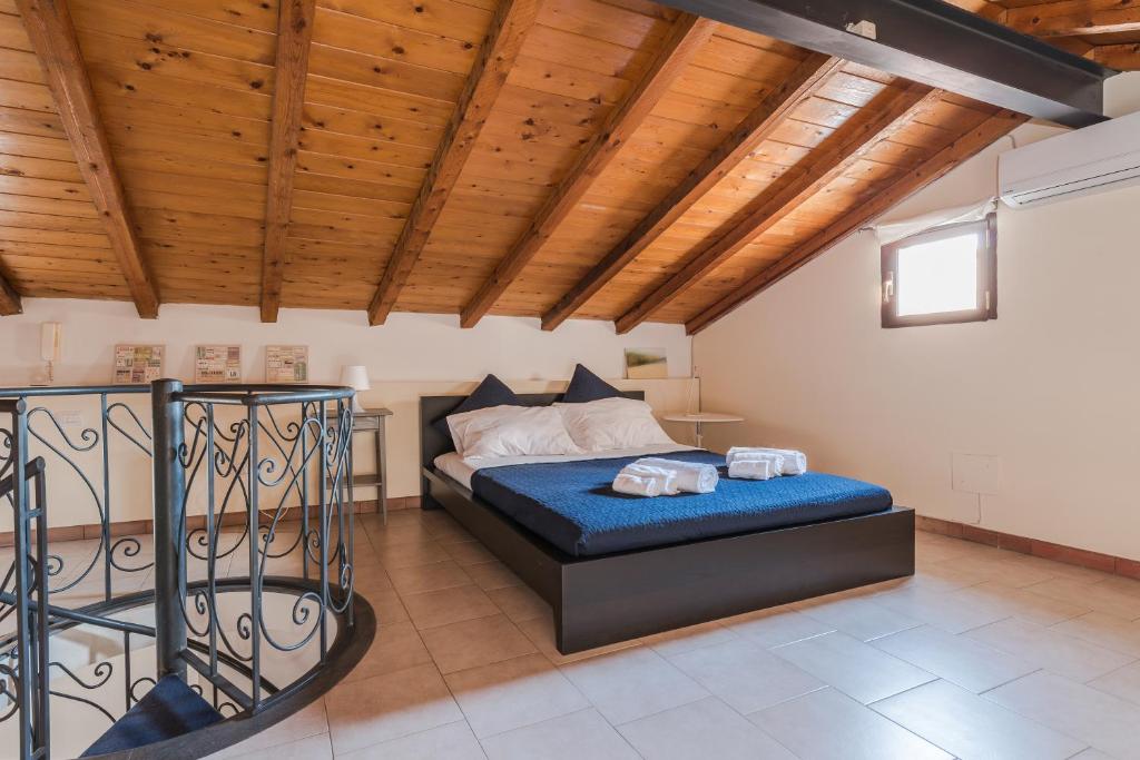 カターニアにあるDomus San Nicolaの木製の天井が特徴のベッドルーム1室(ベッド1台付)
