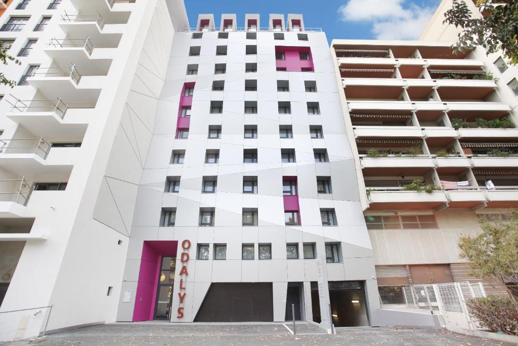 馬賽的住宿－馬賽市奧德利圓頂公寓式酒店，白色的建筑,设有粉红色的窗户