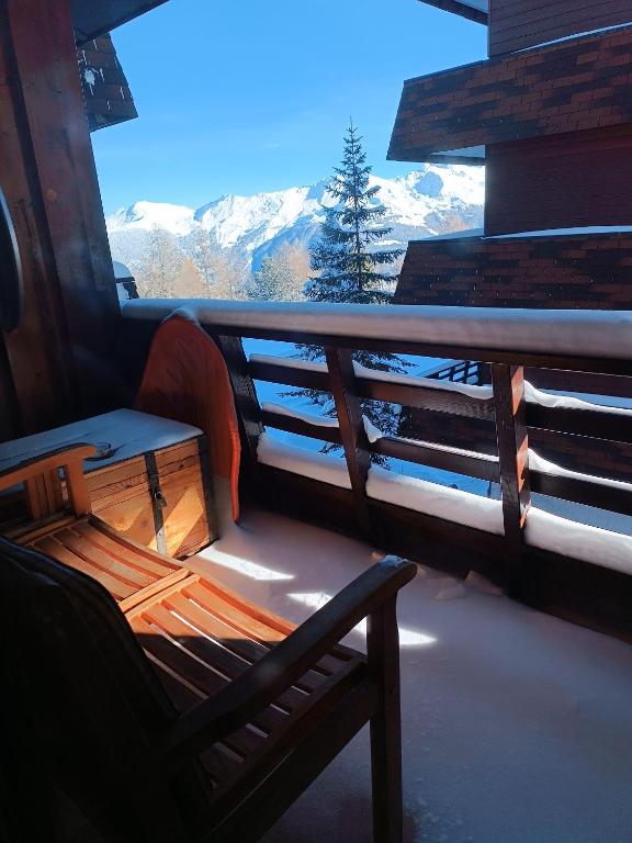 a balcony with a chair and a view of a mountain at Thyon 2000, Vex, Les Collons, studio Velan 218 in Vex