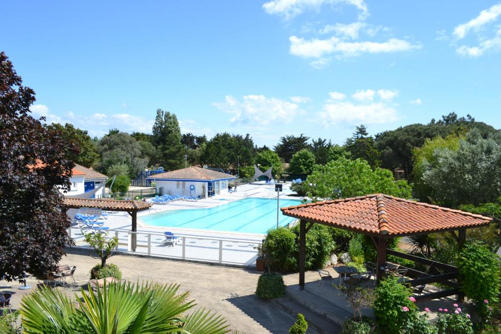 an image of a swimming pool at a resort at Village Océanique in Le Bois-Plage-en-Ré