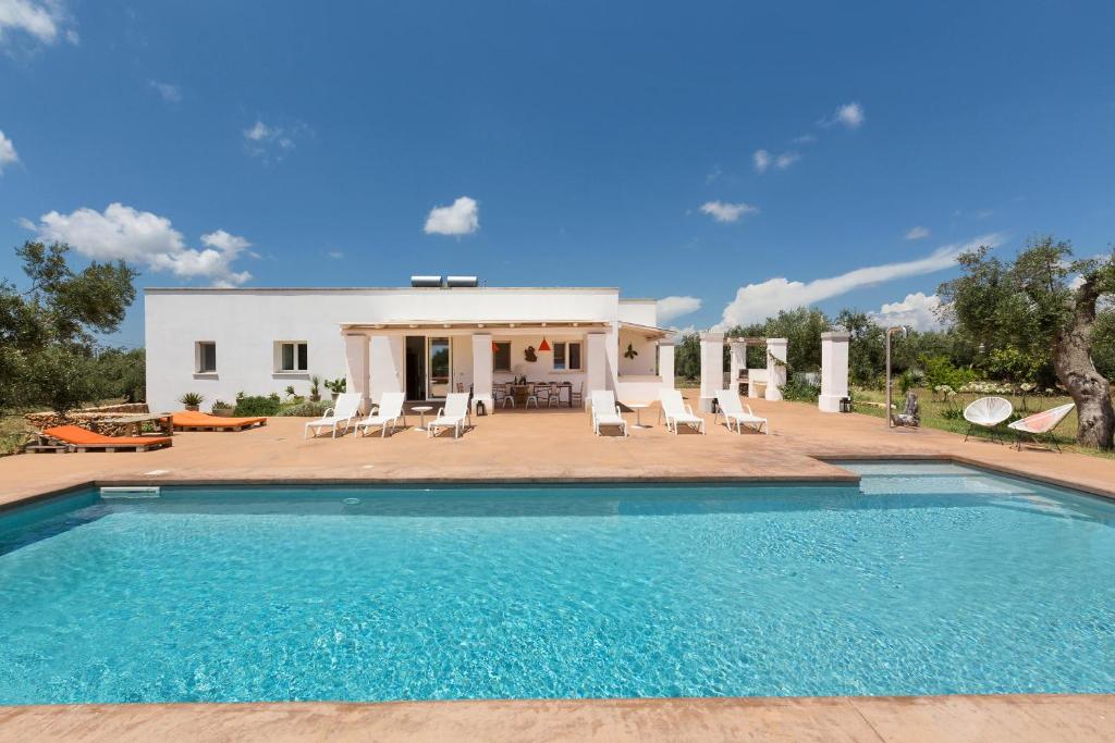 uma piscina em frente a uma casa em Villa Rosalore' by BarbarHouse em Ugento