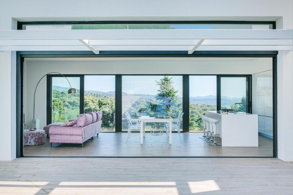 a living room with a pink couch and a table at Villa Rubi in Platja d'Aro