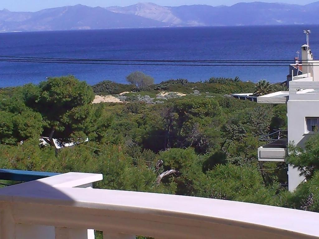 ラフィーナにあるRafina Sea View Luxuryの家のバルコニーから海の景色を望めます。