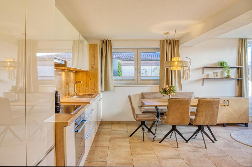 a kitchen and dining room with a table and chairs at Ferienwohnung Familiengarten in Volders